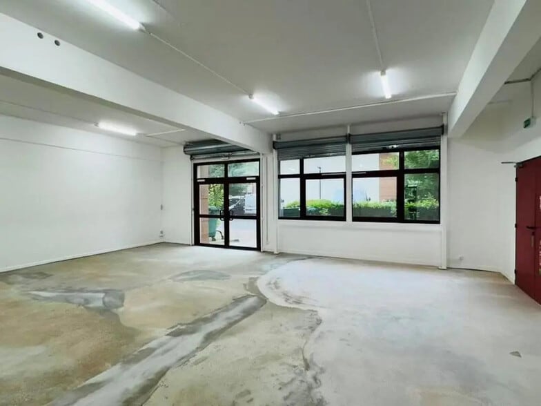 Local d’activités dans Voisins-le-Bretonneux à louer - Photo de l’immeuble – Image 2 sur 12