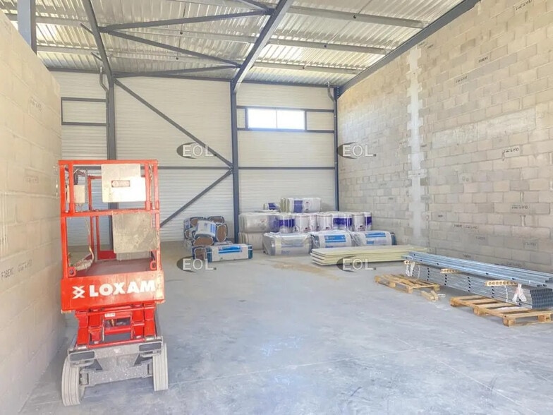 Local d’activités dans Chassieu à louer - Photo de l’immeuble – Image 3 sur 5