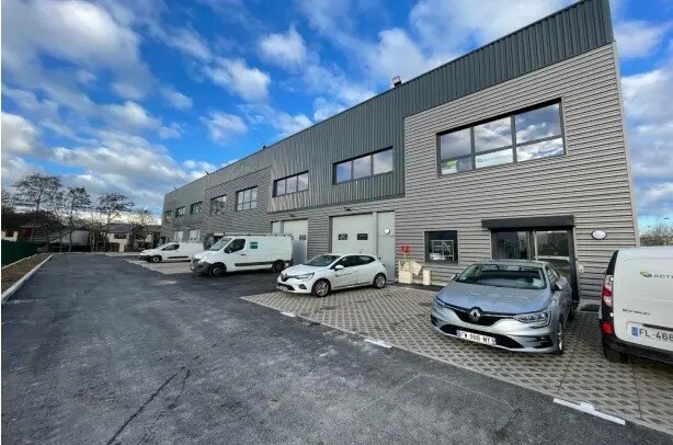 Local d’activités dans Aubergenville à louer - Photo de l’immeuble – Image 1 sur 7