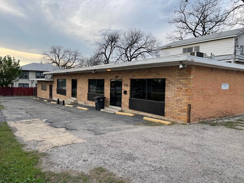 1627 N Interstate 35, San Antonio, TX à louer - Photo de l’immeuble – Image 2 sur 2
