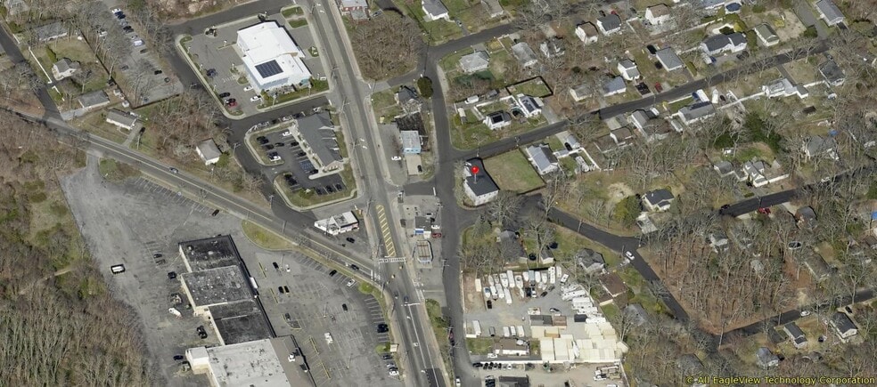 21 Old Montauk Hwy, Mastic, NY à vendre - Photo de l’immeuble – Image 2 sur 11