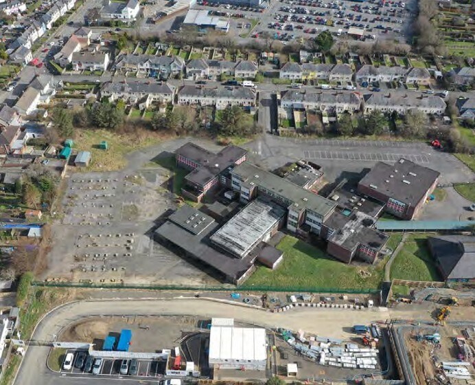 Two Former Education Buildings On Large portefeuille de 2 biens à vendre sur LoopNet.fr Photo principale– Image 1 sur 6