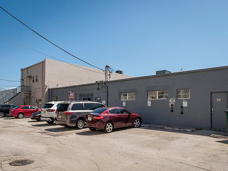 2633 E Commercial Blvd, Fort Lauderdale, FL à louer - Photo de l’immeuble – Image 3 sur 6