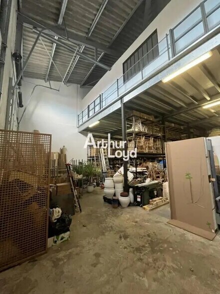 Local d’activités dans Mouans-Sartoux à louer - Photo de l’immeuble – Image 1 sur 7