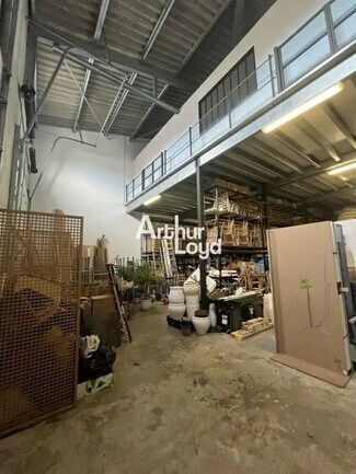 Plus de détails pour Local d'activités à louer