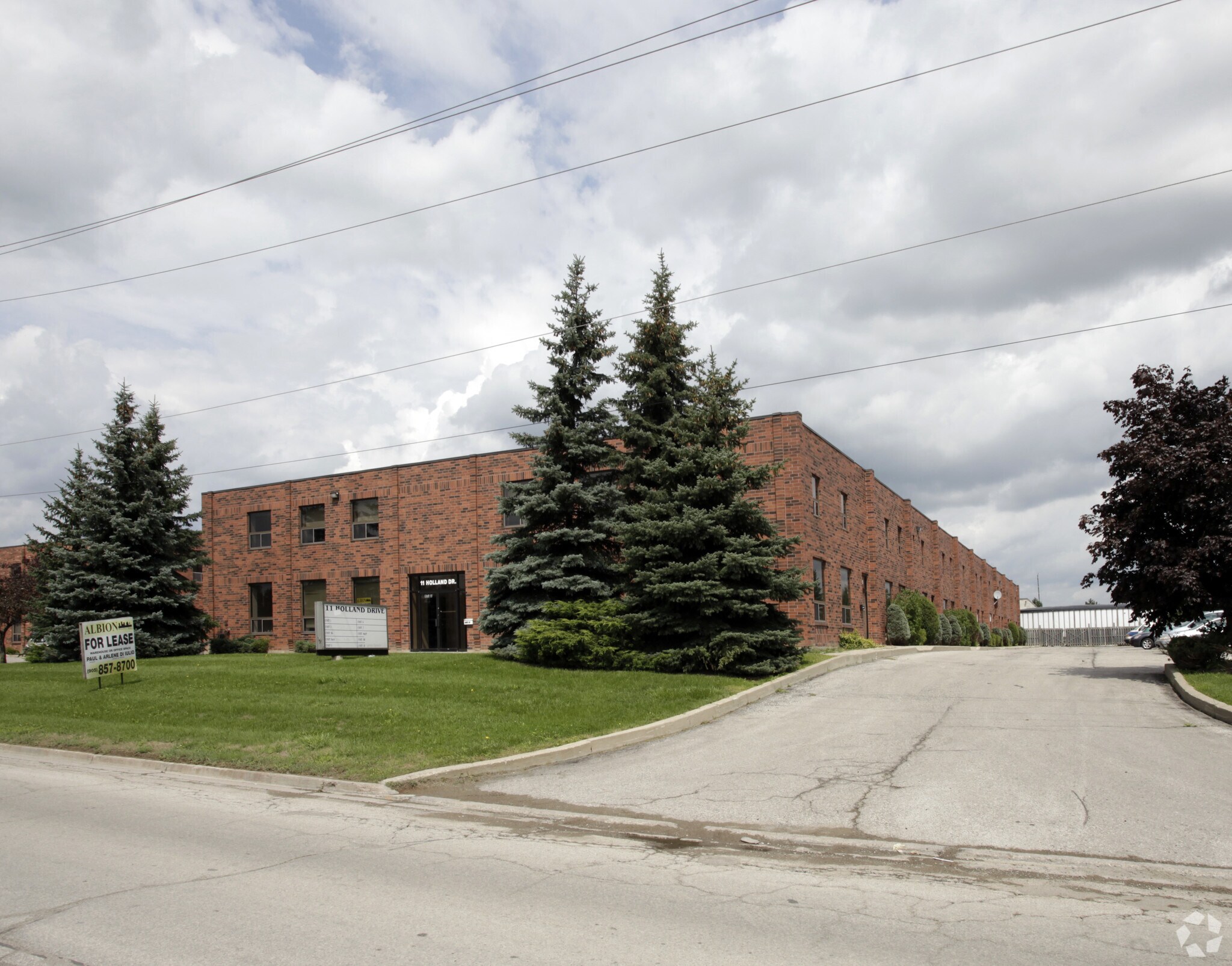 11 Holland Dr, Caledon, ON à louer Photo principale– Image 1 sur 3