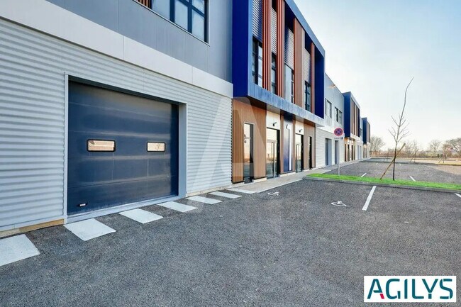 Plus de détails pour Local d'activités à louer