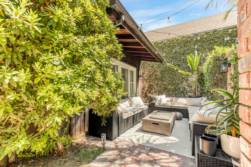 1276 N Sweetzer Ave, West Hollywood, CA à vendre - Photo de l’immeuble – Image 3 sur 51
