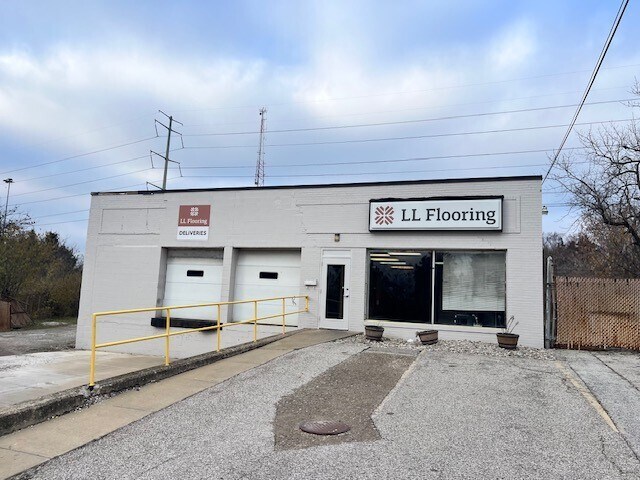 540 Brookpark Rd, Cleveland, OH à louer - Photo de l’immeuble – Image 2 sur 5