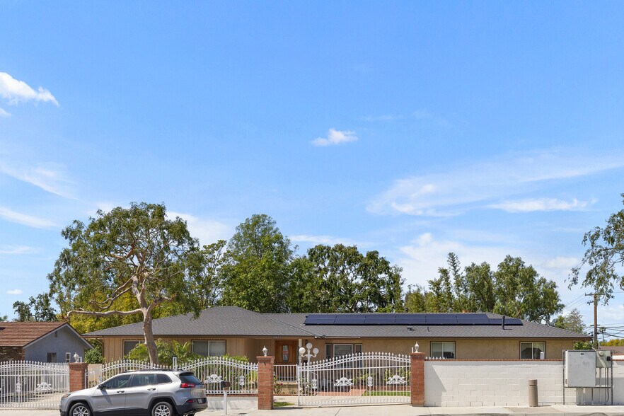 13021 Hewes Ave, North Tustin, CA à vendre - Photo de l’immeuble – Image 2 sur 31