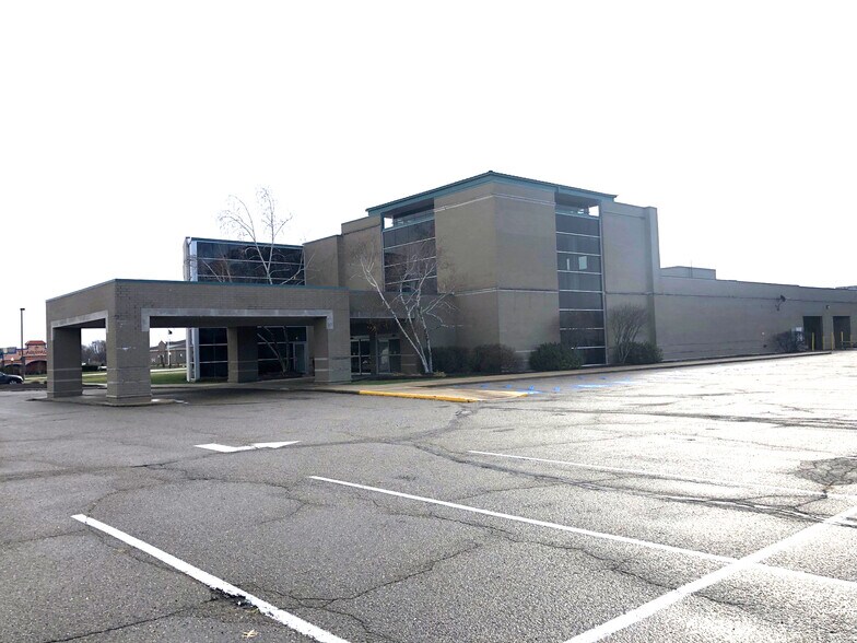 4455 Dressler Rd, Canton, OH à louer - Photo de l’immeuble – Image 2 sur 3