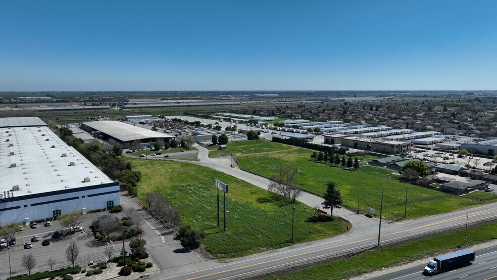 12030 S Harlan Rd, Lathrop, CA à louer - Photo principale – Image 1 sur 20