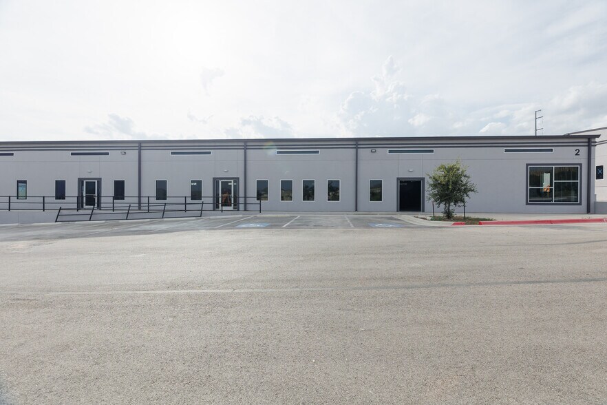 3127 E Howard Ln, Manor, TX à louer - Photo de l’immeuble – Image 2 sur 12