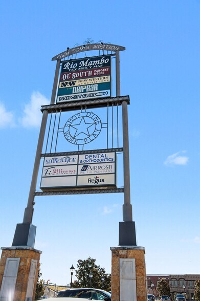 295-307 E Renfro St, Burleson, TX à louer - Photo de l’immeuble – Image 3 sur 20