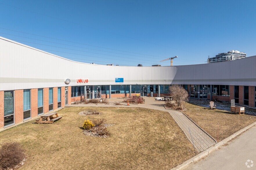 2519-3300 Blvd Chomedey, Laval, QC à louer - Photo de l’immeuble – Image 3 sur 4