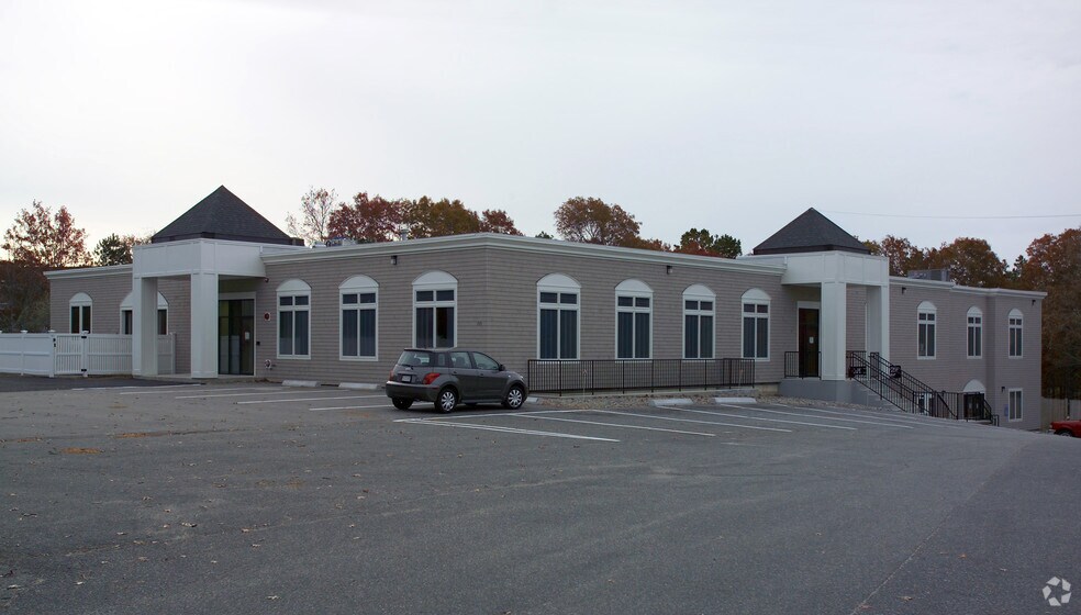 735 Attucks Ln, Hyannis, MA à vendre - Photo principale – Image 2 sur 4