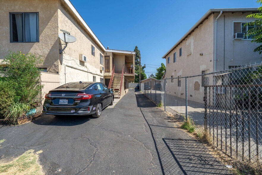11249 Emelita St, North Hollywood, CA à vendre - Photo de l’immeuble – Image 3 sur 26