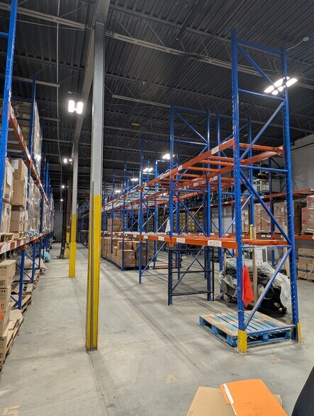 5775 Rue Ferrier, Mont-Royal, QC à louer - Photo de l’immeuble – Image 3 sur 9