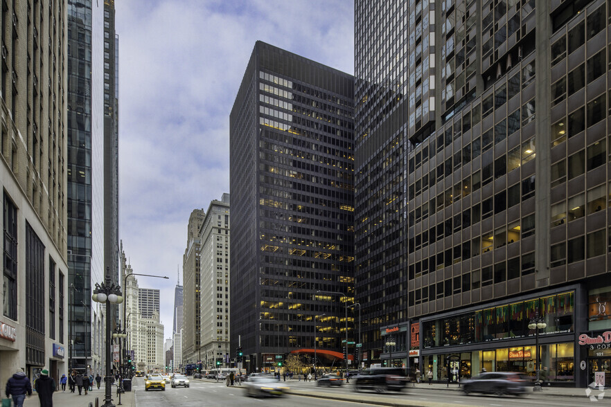 225 N Michigan Ave, Chicago, IL à louer - Photo de l’immeuble – Image 3 sur 5