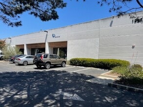 1250 Stellar Dr, Oxnard, CA à vendre Photo de l’immeuble– Image 2 sur 12