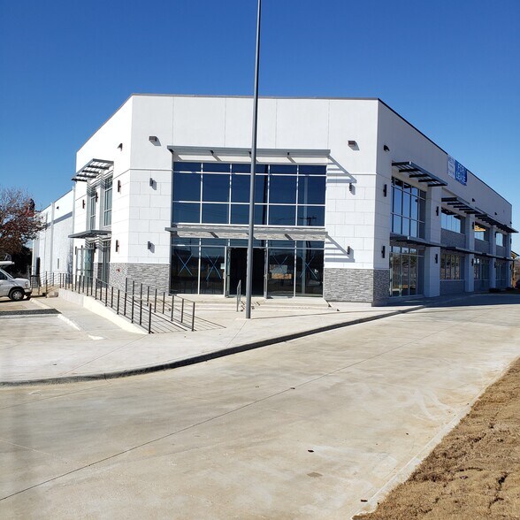1875 N Interstate 35E, Carrollton, TX à louer - Photo de l’immeuble – Image 1 sur 7