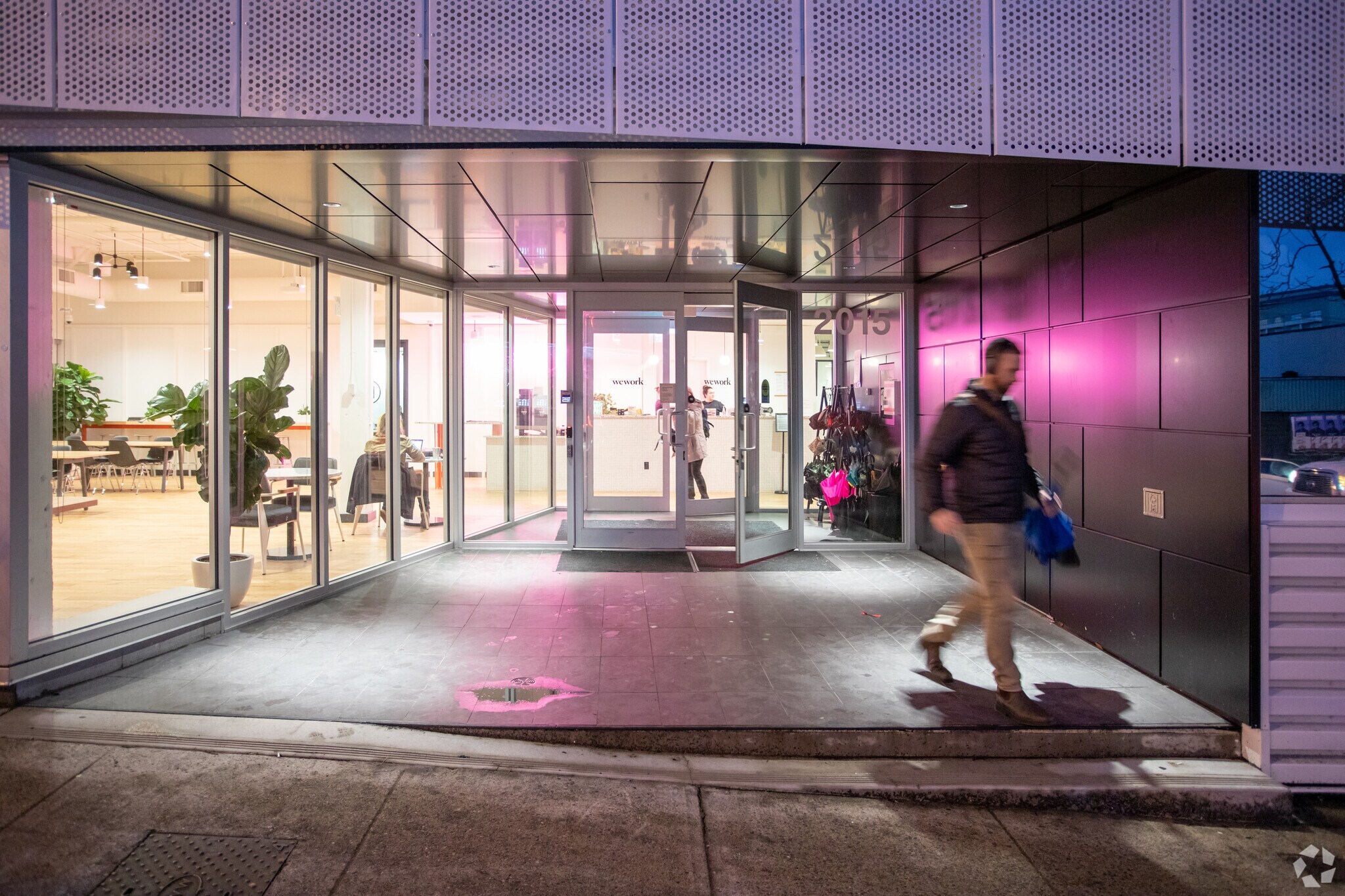 2015 Main St, Vancouver, BC à louer Photo de l’immeuble– Image 1 sur 8