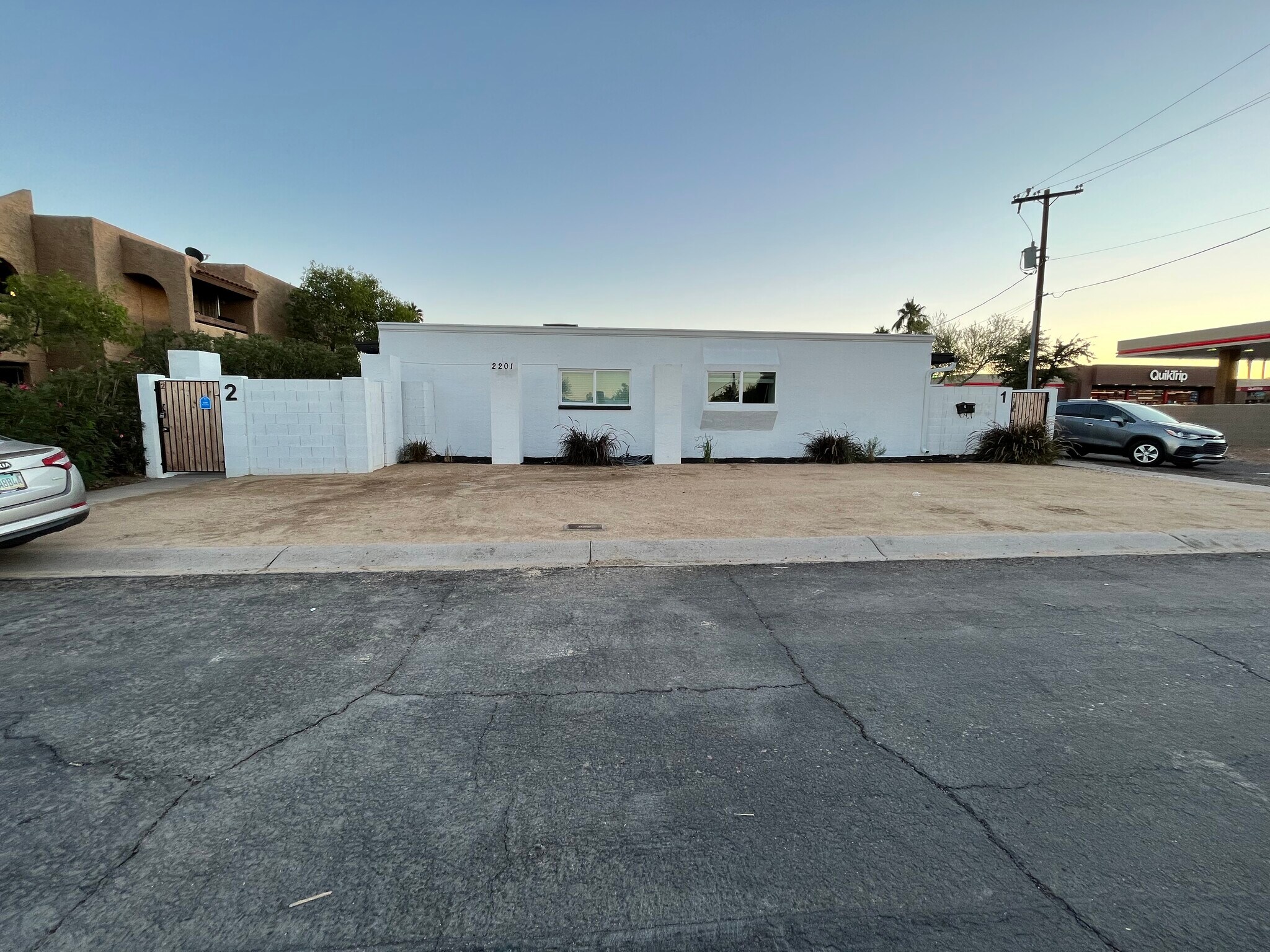 2201 E Cactus Rd, Phoenix, AZ à vendre Photo principale– Image 1 sur 1