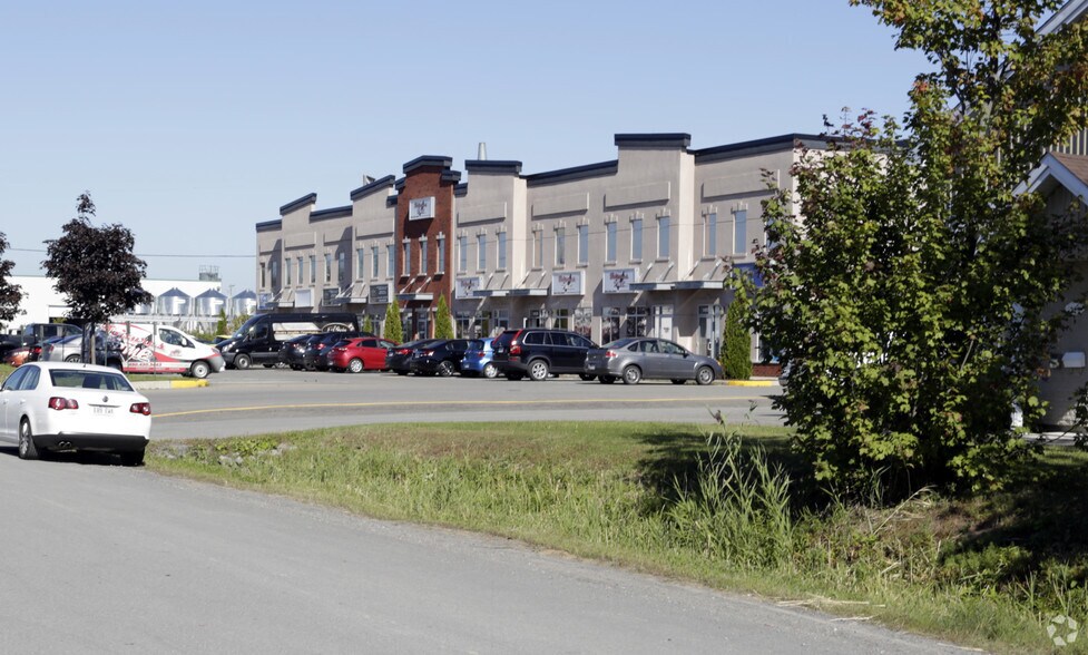 14515-14531 Rue Joseph-Marc-Vermette, Mirabel, QC à louer - Photo principale – Image 1 sur 2