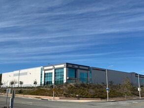 29051 Avenue Valley View, Valencia, CA à louer Photo de l’immeuble– Image 2 sur 5