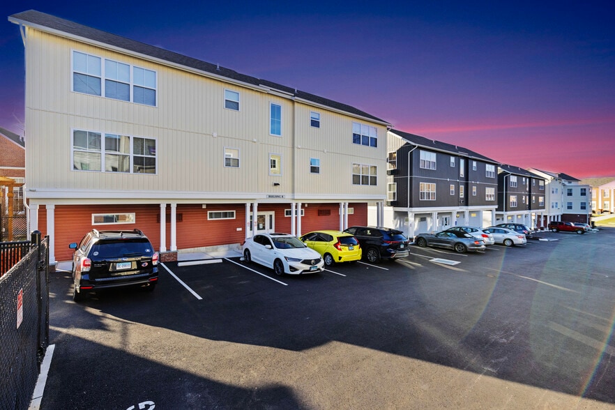 155 Greenwood Ave, Bethel, CT à louer - Photo principale – Image 1 sur 32