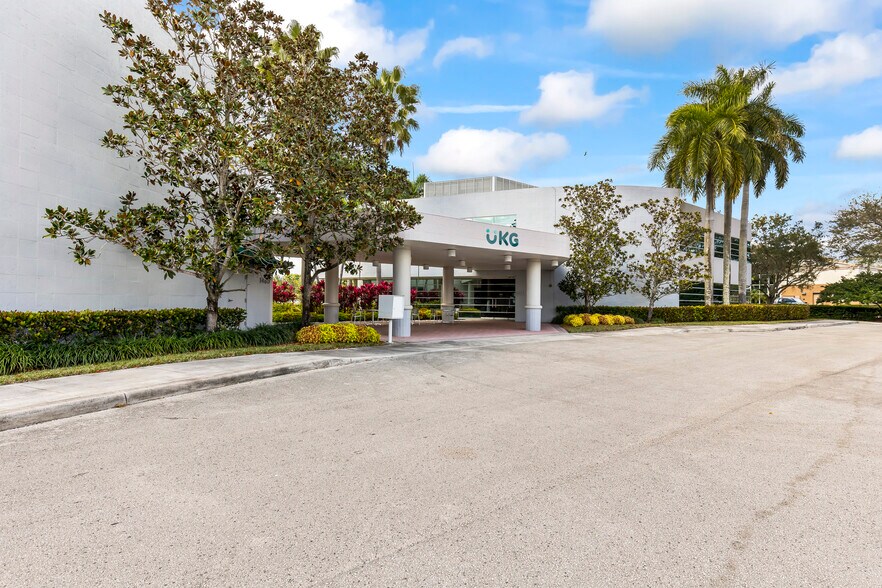Village Plaza of Weston Florida portefeuille de 2 biens à vendre sur LoopNet.fr - Photo de l’immeuble – Image 1 sur 28