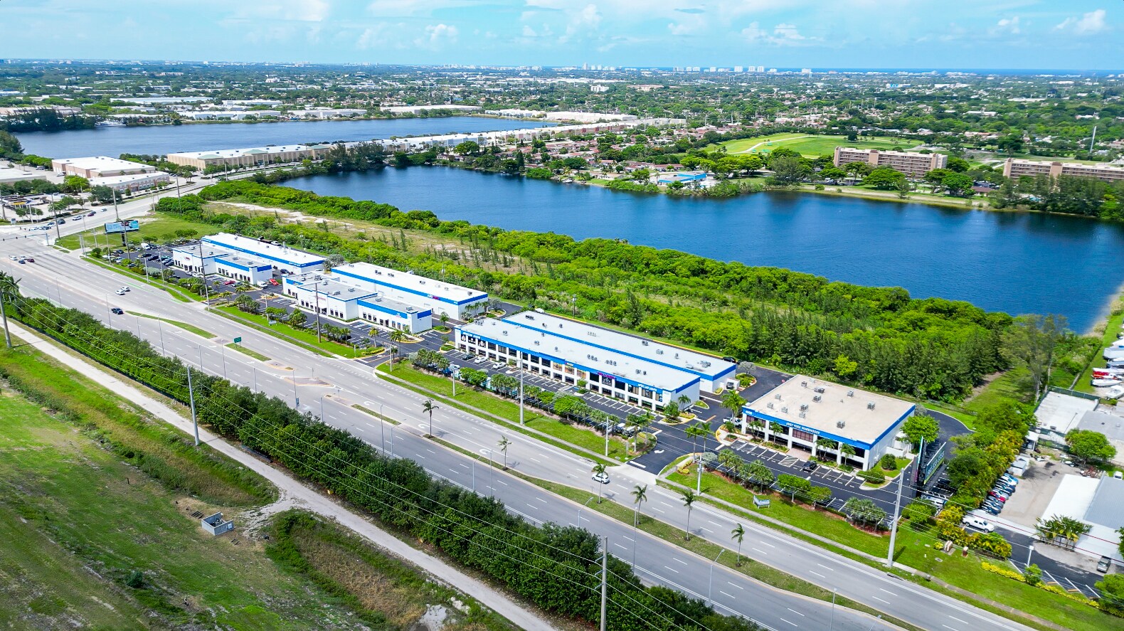 4500 N Powerline Rd, Deerfield Beach, FL à louer Photo de l’immeuble– Image 1 sur 14