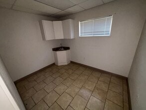 1302 S General Mcmullen Dr, San Antonio, TX à louer Photo intérieure– Image 2 sur 17