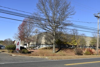 335 S Washington St, Plainville, CT à louer Photo de l’immeuble– Image 1 sur 7
