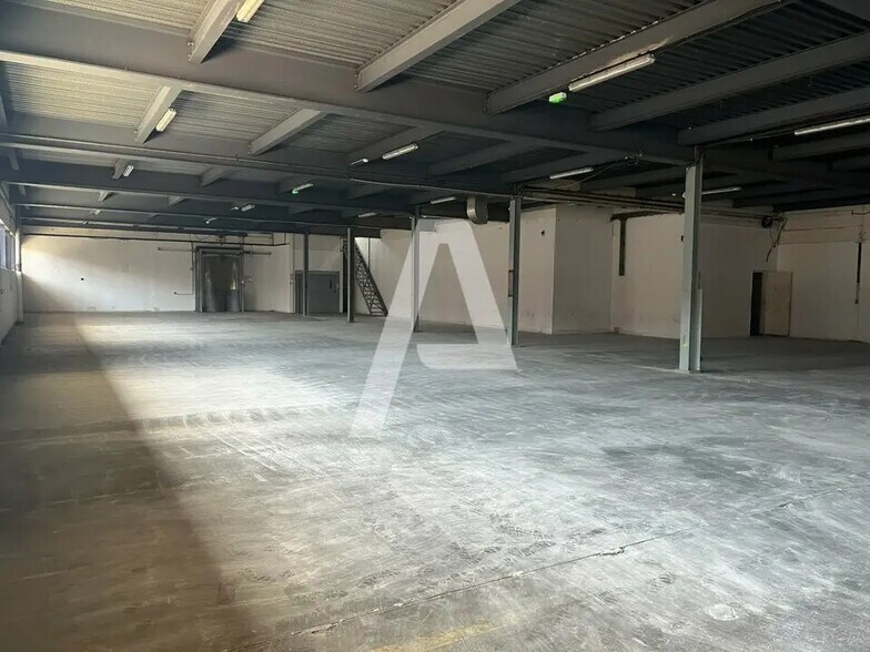 Local d’activités dans Chelles à louer - Photo de l’immeuble – Image 3 sur 4