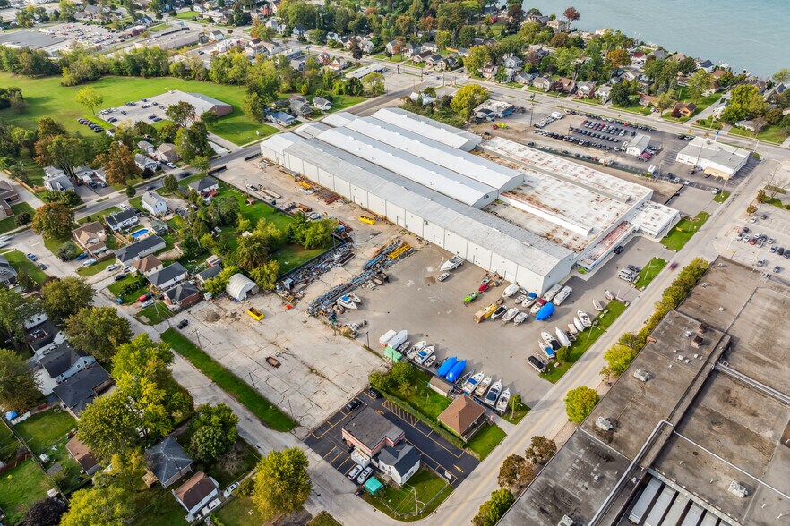 111 St. Arnaud St, Amherstburg, ON à louer - Photo de l’immeuble – Image 2 sur 12