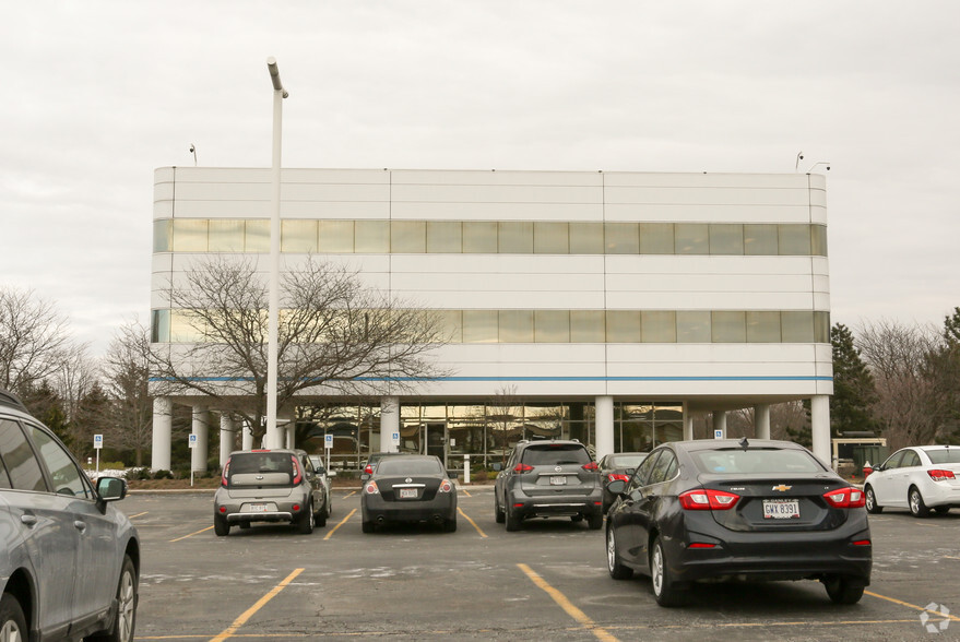 31500 Solon Rd, Solon, OH à louer - Photo de l’immeuble – Image 2 sur 14
