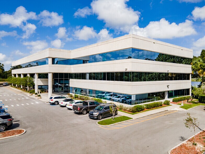 3710 Corporex Park Dr, Tampa, FL à louer - Photo de l’immeuble – Image 3 sur 12