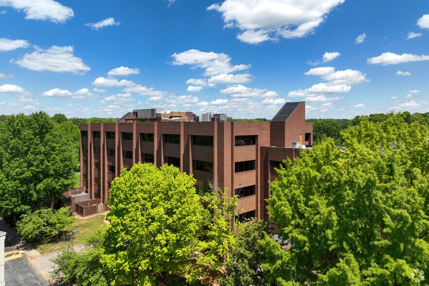 5620 University Pky, Winston-Salem, NC à louer - Photo de l’immeuble – Image 3 sur 18