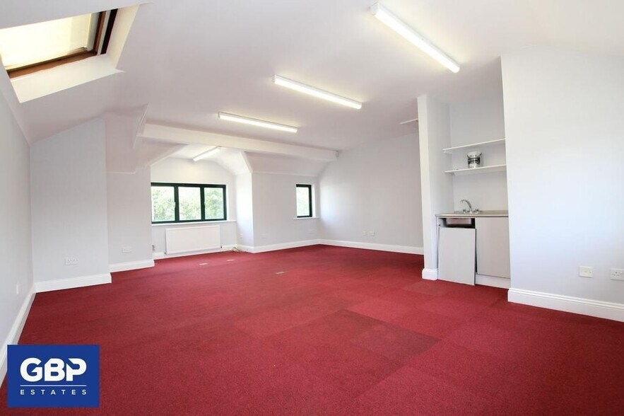 321 Hornchurch Rd, Hornchurch à louer - Photo de l’immeuble – Image 2 sur 8
