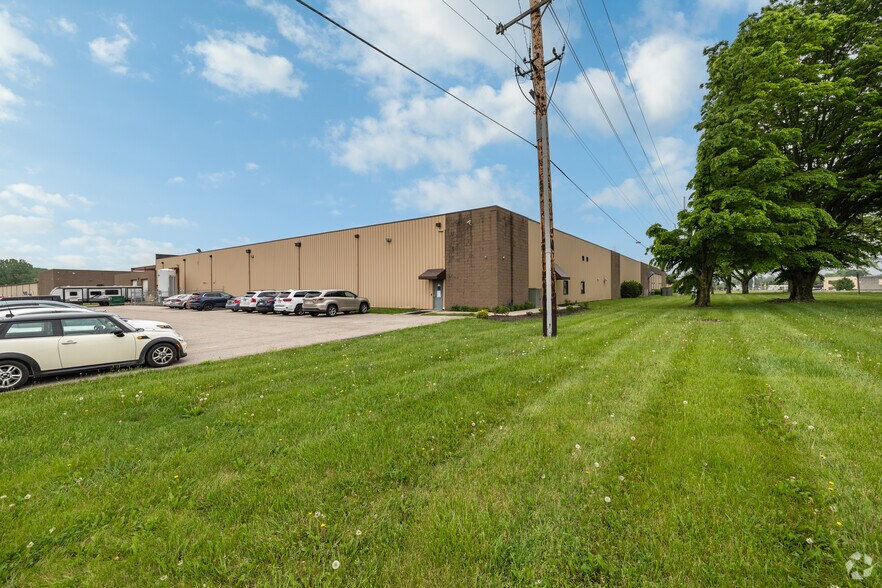 678 Yellow Springs-Fairfield Rd, Fairborn, OH à louer - Photo de l’immeuble – Image 3 sur 5
