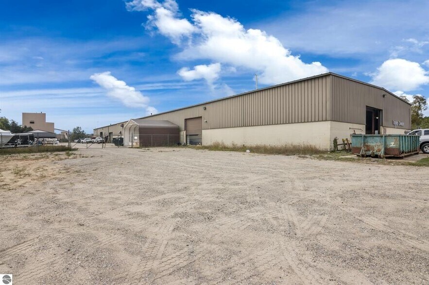 1500 Ron Wilson st, Cadillac, MI à vendre - Photo de l’immeuble – Image 2 sur 17