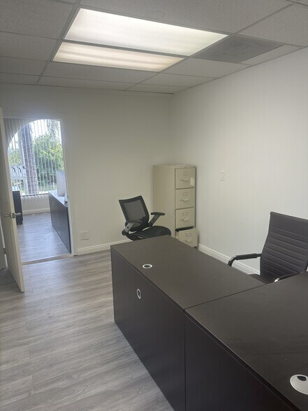 9795 Cabrini Dr, Burbank, CA à louer - Photo de l’immeuble – Image 3 sur 7