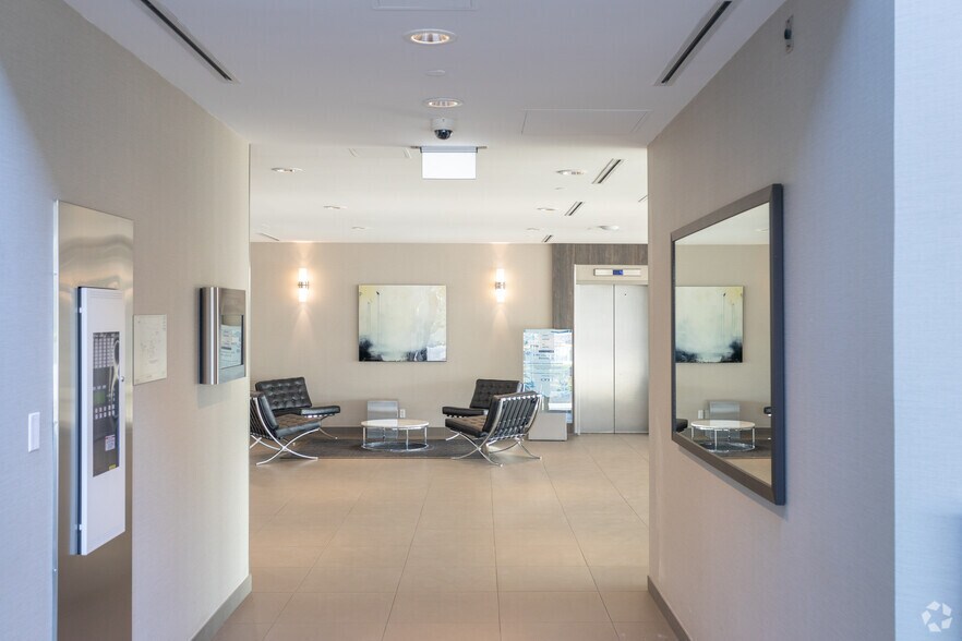4180 Lougheed Hwy, Burnaby, BC à louer - Hall d’entrée – Image 3 sur 7