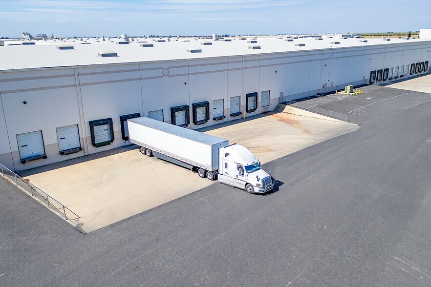 2247 N Plaza Dr, Visalia, CA à louer - Photo de l’immeuble – Image 2 sur 12