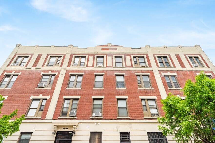 25-04 44th St, Astoria, NY à vendre - Photo de l’immeuble – Image 3 sur 20