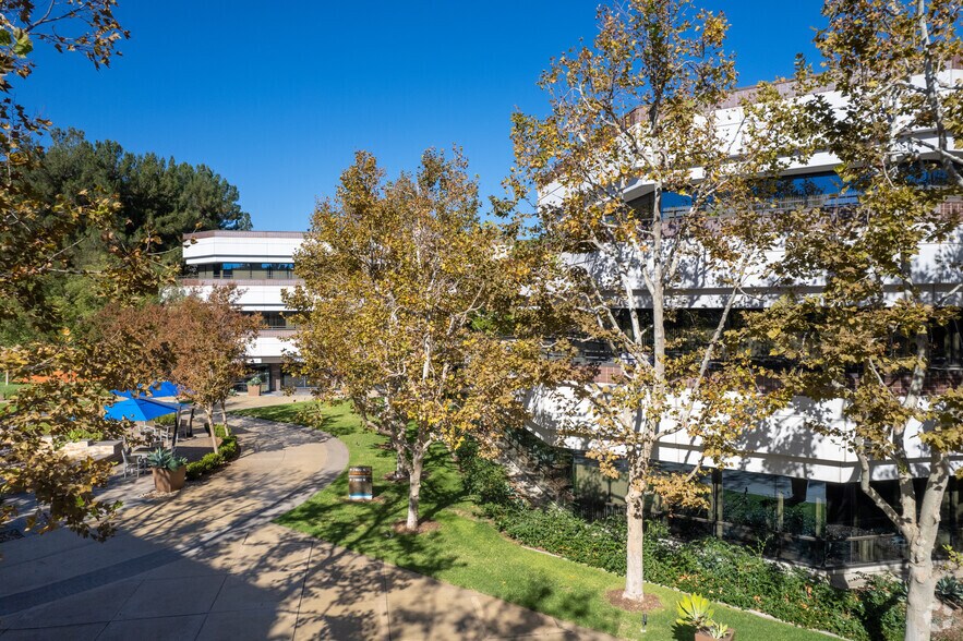 21820 Burbank Blvd, Woodland Hills, CA à louer - Photo de l’immeuble – Image 2 sur 7