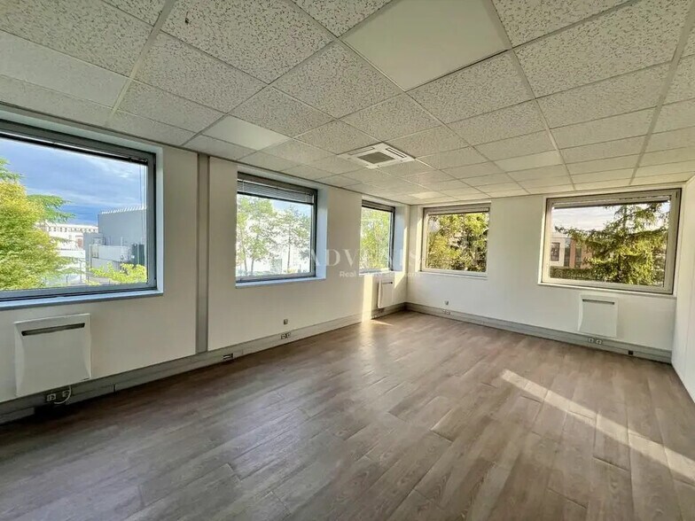 Bureau dans Pontoise à louer - Photo de l’immeuble – Image 2 sur 9