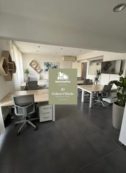 Local d’activités dans Sanary-sur-Mer à louer - Photo de l’immeuble – Image 2 sur 13