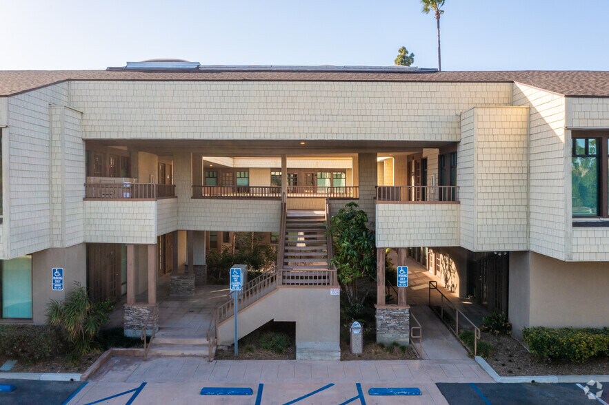 161 Fashion Ln, Tustin, CA à louer - Photo de l’immeuble – Image 3 sur 4